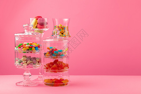 装有粉红底面糖果的玻璃杯容器派对玻璃食物背景甜点粉红色摄影饮食静物图片