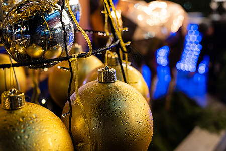 圣诞装饰金玻璃球丝带金子假期宏观圆圈灯泡庆典团体魔法装饰图片