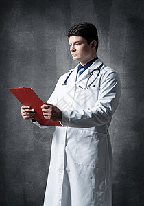 带有文件平板板的医生学生职业治疗快乐男人实习生医院临床从业者卫生图片