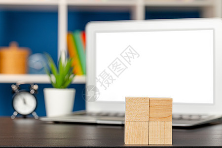 在办公室工作表上装有您设计复制空间的空白木板积木概念木头立方体动机桌子职场创造力图片
