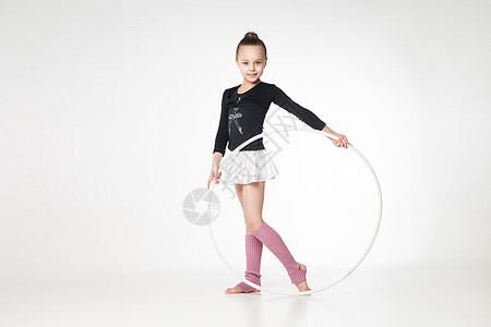 漂亮的小女孩在白色背景上做体操的白人背景演员灵活性行动身体女性童年活动成功训练运动员图片