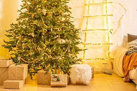 用黄 粉粉和白丝带 松树枝和园林制成手纸的圣诞礼物庆典手工木头装饰纸板季节生日工艺礼物展示图片