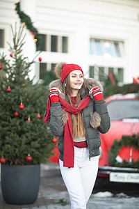 时尚的冬天女孩在雪花包围下的红色旧车上笑着微笑幸福情绪女性喜悦新年季节情感运输乐趣假期图片