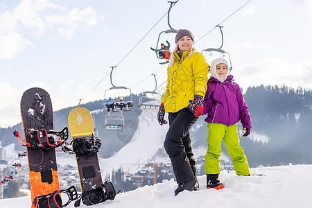 冬天 滑雪 雪和太阳享受寒假的家庭乐趣女士青少年假期女孩孩子微笑女性滑雪板幸福图片