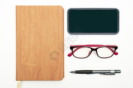 办公桌上的办公用品 包括键盘 眼镜和用于远程工作的咖啡杯 用于学习的各种学校公用设施 包括热饮和眼镜框架视角桌子商业绘画蓝色文档图片