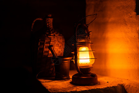 黑暗中老式的灯笼 光明的概念飓风国家器具照明火焰乡村烧伤历史性阴影煤油图片