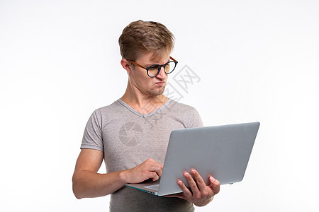 研究 教育和人的概念     一个严肃的英俊年轻男子 看白色背景的网上书电子邮件维修企业家下巴夹克商务男人检查经理思考图片