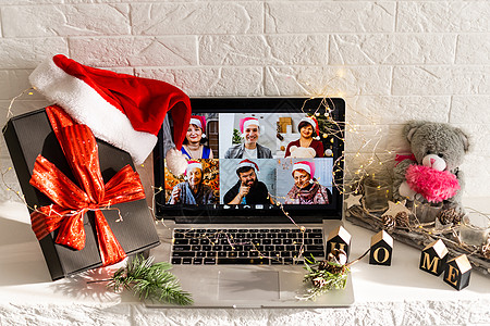 虚拟圣诞会议团队远程办公 家庭视频通话远程会议计算机网络摄像头屏幕视图 不同的肖像头像在他们的家庭办公室工作 在线欢乐时光派对讲图片