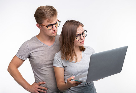神经 研究 人的概念 一对学生看笔记本电脑的样子 好像他们想着什么一样 笑声男性震惊图书馆友谊眼镜男人衬衫互联网夫妻惊喜图片
