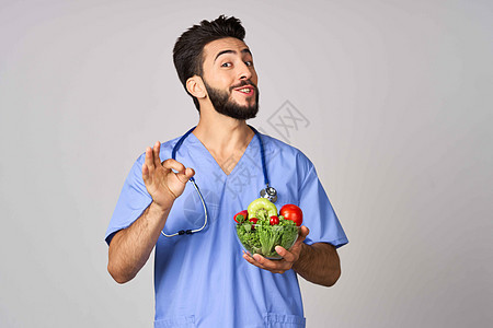 带有蔬菜健康食品治疗卡路里健康食品的男性医生用餐板工作室药品医院产品工作沙拉营养水果处方食物图片