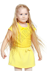 穿黄色T恤的金发美女公主卷曲女性工作室金发女郎长发微笑童年冒充女儿图片