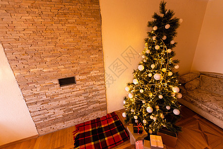 点亮圣诞树 在客厅下方有礼物松树蜡烛时间童话紫色假期小玩意儿金子季节英语图片