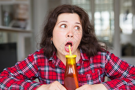 生活方式 饮酒和人的概念     美丽的年轻妇女喝柠檬水微笑饮食水果管子蔬菜头发化妆品女性快乐杯子图片