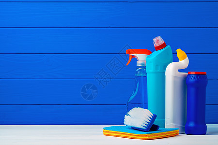 各种蓝色木制背景的清洁用品以及家务打扫物品洗涤房子海绵服务产品化学品拖把图片