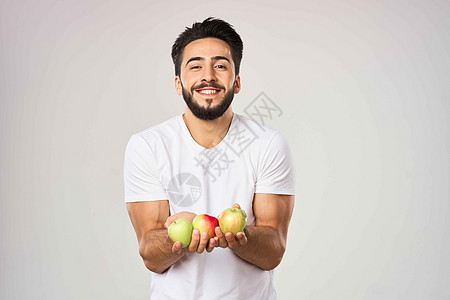 白T恤苹果中长着胡子的男子 手持健康食品微笑幸福快乐水果食物男人爆炸绿色男性饮食图片