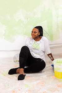 可爱的非洲家庭主妇画墙 翻新 重新装修和修理概念 都是如此工具房子滚筒刷子妻子蓝色微笑工人女孩女士图片