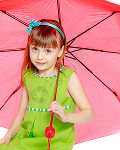 女孩从阳光下特写 在红伞下下雨微笑公主海滩阳伞天气幸福女儿快乐童年女性图片