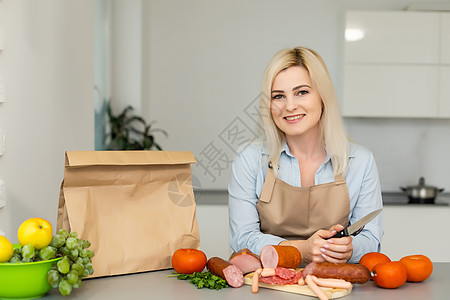 自我孤立概念 女性在厨房把纸袋和食物包装在厨房里 在流行病爆发时可以隔离送货饮食电脑命令技术排毒爆炸房子预防办公室图片