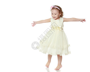 小女孩跳起来了白色飞跃幸福童年运动喜悦乐趣工作室微笑快乐图片