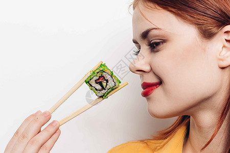 开心的红头发女人 筷子寿司日本菜嘴唇海鲜食物宏观橙子女士摄影尺寸正方形服务图片