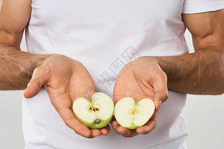 情绪化的大胡子男人手里拿着苹果水果零食微笑绿色白色成人爆炸黑发幸福快乐漫画食物图片