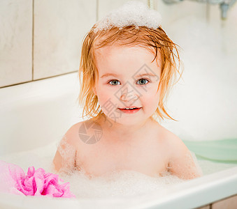婴儿洗澡浴室孩子眼睛快乐女性童年气泡女孩男生浴缸图片