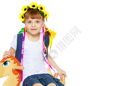 小姑娘头上戴着美丽的花圈 戴着漂亮的花环快乐孩子植物女性花瓣微笑幸福冒充植物群花朵图片