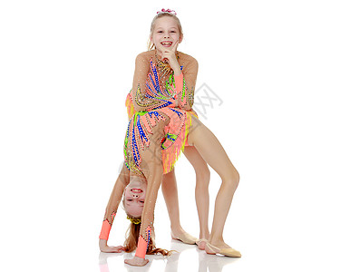 两个女体操运动员在修桥灵活性蓝色舞蹈紧身衣演员工作室童年体操女孩假期图片