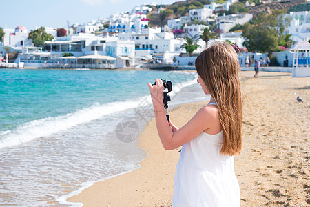 沙滩上的小女孩和GoPro摄影机拍照片图片
