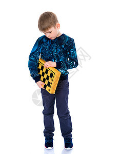 小男孩有一个棋盘童年孩子房间专注闲暇学习运动爱好幸福男人图片
