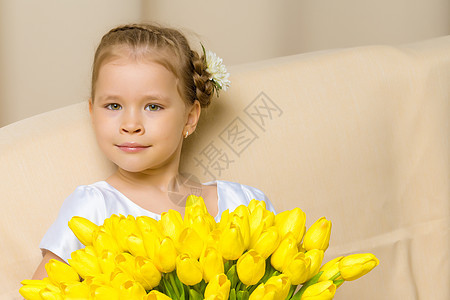 带着一束花的小女孩礼物头发喜悦场地花朵假期花园微笑童年裙子图片