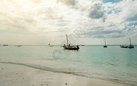 非洲海岸附近有渔船的美丽海景和美丽的海景风景缆车地平线桅杆血管天空假期渔夫日落旅行图片