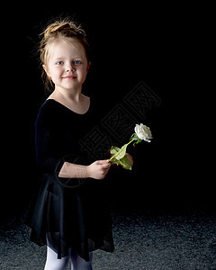 手里拿着花的小女孩草地喜悦情感裙子快乐女性头发花束孩子花朵图片