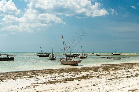 桑给巴尔海岸上有渔船的风景血管支撑旅行海浪旅游钓鱼地平线海洋渔夫天堂图片