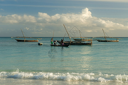渔村附近有渔船和渔民在大洋中的渔船情调地平线男人风景假期海岸旅游异国村庄天空图片