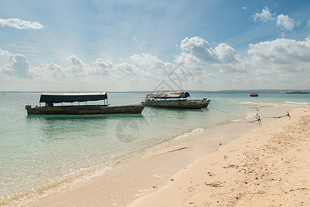 渔村附近有渔船和渔民在大洋中的渔船天空旅游海景缆车独木舟海岸情调风景男人海滩图片