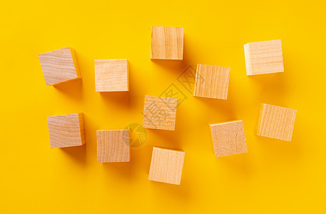 黄色上木制立方体的顶部视图教育建筑学背景正方形玩具建筑物喜悦构造桌子木头图片