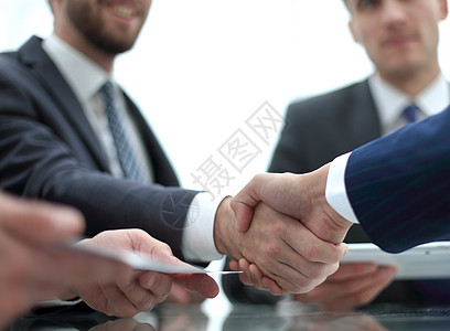 和同事握手的生意伙伴们商务销售合伙投资会议经理贷款办公室顾客男人图片