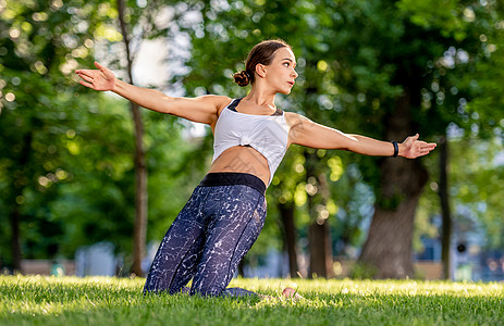 女子瑜伽自然做瑜伽的女孩专注平衡成人冥想身体姿势运动女士公园女性背景