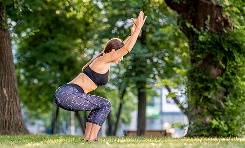 自然做瑜伽的女孩平衡闲暇女士女性成人姿势冥想身体运动活力图片