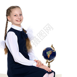 有个小女孩正在研究地球文化旅行教科书行星女学生学校海洋小学生生态图学图片