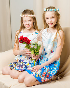 两个带着鲜花的小女孩青年童年情感花束欢乐幸福孩子欢呼女性闺蜜图片