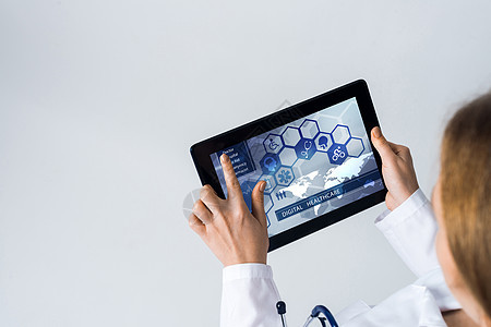 与平板电脑合作的女医生近亲手女性病人医院关心工作展示卫生屏幕笔记本药品图片