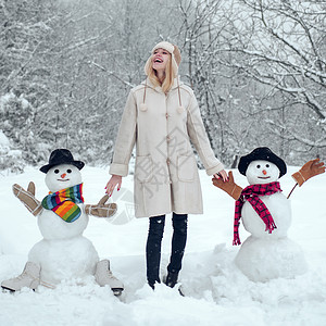 冬天的女人 下雪的冬季美容时尚理念 雪花园里年轻漂亮的女人的冬天画像图片