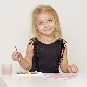 小女孩画油漆孩子快乐女孩学习童年刷子创造力女性幸福教育图片