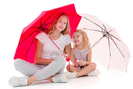 两名女孩站在雨伞下女性女儿童年海滩金发快乐姐妹天气冒充幸福图片
