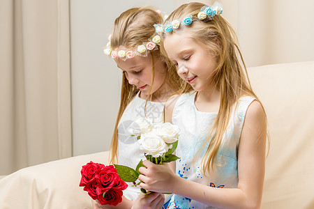 两个带着鲜花的小女孩朋友头发花园孩子们花朵女性姐姐太阳友谊童年图片