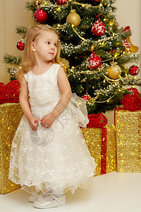 圣诞树上的那个女孩假期快乐装饰品幸福花环女孩装潢礼物装饰庆典图片