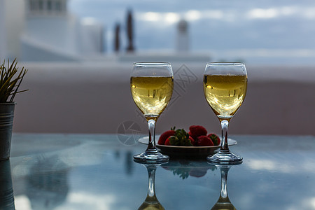 两杯香槟 在屋顶餐厅 观赏 豪华的浪漫晚餐为情侣图片