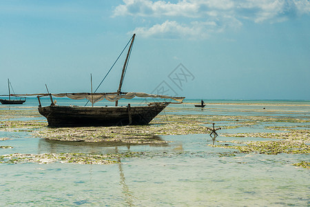 渔业村海岸附近的木制木船图片